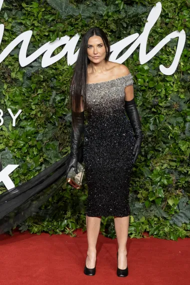  Demi Moore pokazala je savršenu liniju i gotovo neprepoznatljivo lice. Naime, glumica je očito pretjerala s filerima, no savršena figura je još tu koju je istaknula u ombre haljini s potpisom modne kuće Fendi. I bila je pun pogodak. 