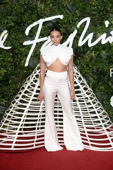 Neke zvijezde odučile su napraviti modni pomak, pa se Hannah John-Kamen pojavila u bijeloj kombinaciji topa i hlača i neobične krinoline na leđima.