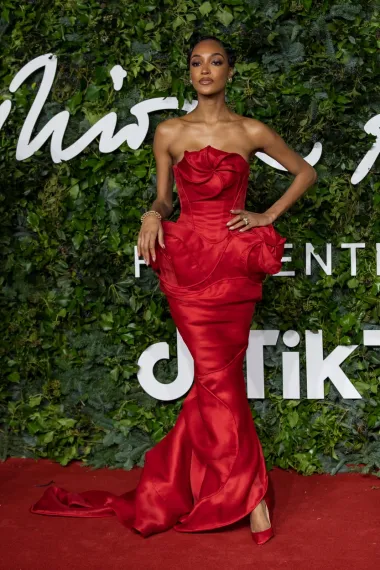 Crvena haljina s neobičnim detaljima naglasila je ljepotu Jourdan Dunn.