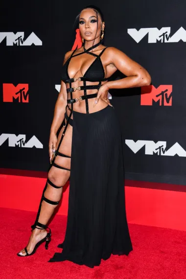 Slavna pjevačica Ashanti na ovogodišnjoj se dodjeli MTV Music Awardsa pojavila u ovom golišavom izdanju koje je više otkrilo nego prekrilo. Iako je bila proglašenom jednom od najgore odjevenih dama večeri, Ashanti se ne može poreći da je privlačila pažnju na svakom koraku. Golemi izrez na boku noge sezao joj je sve do prepona, a odlučila je otkriti i pogled na svoj dekolte i trbuh. 