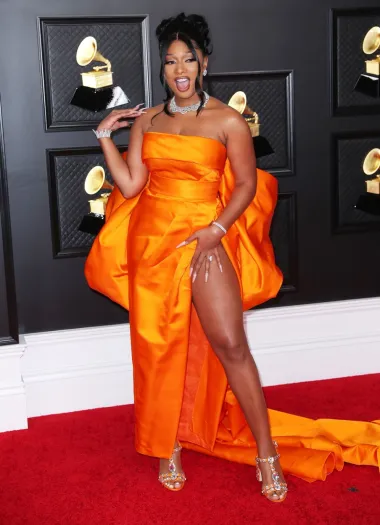 Još jedna dama koja je za svečanu priliku, u ovom slučaju dodjelu Grammyja, odabrala narančastu boju je i megauspješna Lizzo. Lizzo je znana kao dama koja se zalaže za body positivity pokret te prihvaćanje tijela svih veličina i oblika, pa se definitivno ne srami svoje obline istaknuti u prvi plan. 