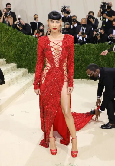 Na ovogodišnjoj Met Gali Megan Fox je prvi puta u javnosti prošetala svoje neobične kratke šiške, ali i zapanjila odjevnom kombinacijom. Naime, vatreno crvena haljina s brojnim prorezima i vezicama stajala joj je kao salivena, a nju pretvorila u boginju seksepila koja je krala pozornost fotografa cijelu večer. 