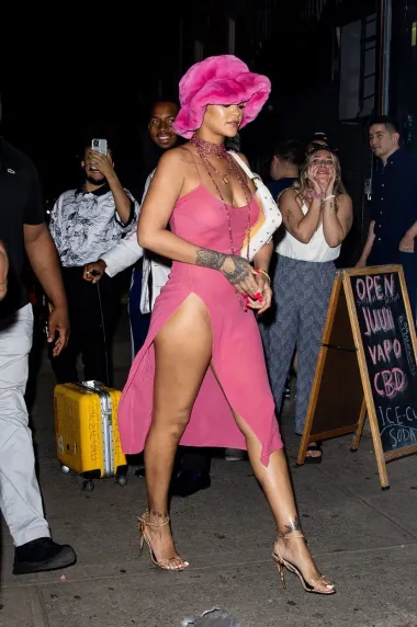 Zločesta cura Hollywooda, Rihanna, već dugo fura imidž seksi žderačice muškaraca, a ne libi se ni u javnosti pokazati svoje obline.  Ovaj rozi outfit savršen je primjer odjeće kakvu voli pjevačica - izazovna, provokativna i poprilično golišava. Sviđa li se i tebi?