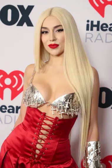 Američka pjevačica i kantautorica Ava Max na ovogodišnjoj dodjeli nagrada iHeartRadio Music Awards održanoj u svibnju plijenila je poglede svojim izdanjem - nosila je svilene crvene hlače visokog struka u kombinaciji sa srebrnim metalik grudnjakom koji je više otkrivao nego pokrivao.