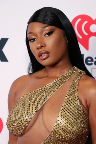 Američka reperica Megan Thee Stallion također je zasjala na dodjeli nagrada iHeartRadio Music Awards u zlatnom izdanju. Nosila je zlatnu mini haljinu na jedno rame s dubokim prorezom na sredini, a samim time i dubokim dekolteom.