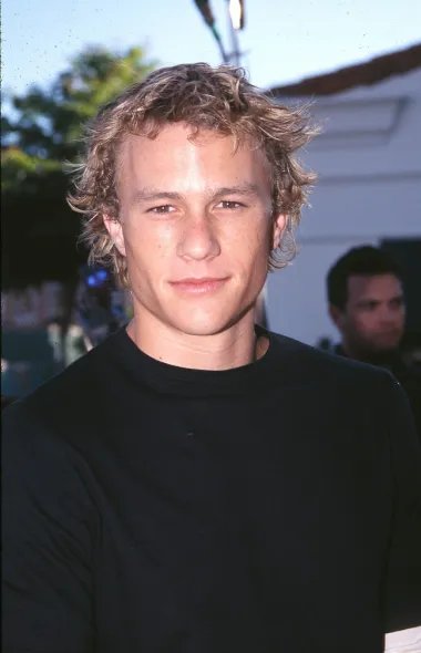 Heath Ledger je još jedna zvijezda na našem popisu koja je tragično preminula prije 30. godine života. Naime, slavnom glumcu je bilo samo 28 godina kada nas je napustio 22. siječnja 2008. godine, a presudio je sam sebi u stanu u New Yorku. Njegovo beživotno tijelo pronađeno je 22. siječnja u stanu u jutarnjim satima, a sam Heath prije svoje smrti dao je mnogo izjava o tome kako je izgubljen i osamljen. Naime, iako je imao dvogodišnju kćerkicu i ljubav svog života Michelle Williams, nije se mogao riješiti ovisnosti o kokainu i tabletama za spavanje. Par se pred kraj glumčeva života razišao, a njega je unatoč profesionalnim uspjesima svladala depresija - te se ubio. 