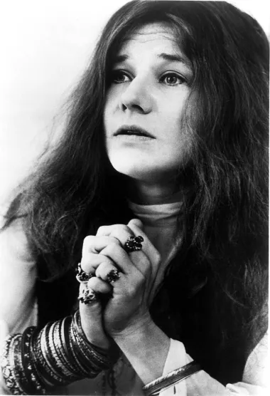 Jedna od najslavnijih pjevačica ere slobodne ljubavi i hippie pokreta, Janis Joplin, preminula je kada joj je bilo 27 godina i to od predoziranja. Ova jedinstvena 27-godišnjakinja umrla je u hotelu na dan kada je njezina pjesma &quot;Me and Bobby McGee&quot; dospjela na prvo mjesto top lista, a sve zbog pretjerane upotrebe heroina. Njezino je beživotno tijelo pronađeno kada je njezin producent otišao provjeriti zašto se nije pojavila na snimanju. U svojoj je oporuci Janis ostavila prijateljima 1500 dolara kako bi ju dostojanstveno ispratili s ovog svijeta - uz ludi neobuzdani tulum po njezinom ukusu. 