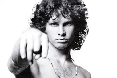 Legendarni glazbenik Jim Morrison još je jedan od onih koji spadaju u traguični &quot;klub 27&quot;, tj. skupinu umjetnika koji su preminuli u 27. godini života. Oko smrti legendarnog Morrisona saplelo se nekoliko priča. Njegova djevojka Pamela ispričala je kako su boravili u njihovu stanu, te da se Jim otišao okupati, no kad je ona ušla u kupaonicu našla ga je mrtvog u kadi. Kad su Jimovi prijatelji u Americi saznali za njegovu smrt isprva u nju nisu mogli povjerovati. Ray Manzarek je prvi iznio teoriju kako je Jim odglumio smrt da bi se u anonimnosti posvetio književnosti. Ipak, teorije o &quot;odglumljenoj smrti&quot; su najvjerojatnije neutemeljene. Ostao je jedna od najvećih rock legendi svih vremena. Jimov prijatelj, fotograf Alen Roney, koji je prijavio Morrisonovu smrt te organizirao i njegov tajni pogreb, tvrdi da je Jim Morrison umro od prekomjerne doze heroina i da je posljednja tri dana proveo &quot;fiksajući&quot; se sa svojom djevojkom.
