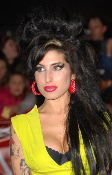 Amy Winehouse je bila glazbena diva kakva se rađa jednom u sto godina, no i ona je tragično preminula od trovanja alkoholom. Naime, tjelohranitelj Amy Winehouse izjavio je da je u njezinu rezidenciju stigao tri dana prije njezine smrti i osjetio da se pjevačica nalazi u alkoholiziranom stanju. Tijekom sljedećih par dana svjedočio je njezinom učestalom opijanju. Izjavio je da se &quot;smijala, slušala glazbu i gledala televiziju u dva sata ujutro na dan svoje smrti.&quot; Prema iskazu tjelohranitelja oko deset sati ujutro vidio je pjevačicu kako leži na krevetu i neuspješno je pokušao probuditi. To mu nije bilo nimalo sumnjivo budući je pjevačica obično spavala do kasno ako je bila budna do ranih jutarnjih sati. Nešto malo poslije tri sata popodne, tjelohranitelj ju je ponovno došao provjeriti i ustanovio da pjevačica leži u istom položaju kao i ranije pa joj se približio i vidio da ne diše i da nema puls. U 3:54 sati poslije podne po londonskom vremenu, 23. srpnja 2011. godine, dvoja kola hitne pomoći pozvana su u dom Amy Winehouse u Camdenu u Londonu. Proglašena je mrtvom na mjestu događaja. Policija je pronašla jednu malu i dvije velike boce votke u njezinoj sobi. 