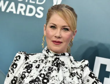 Christina Applegate priznata je američka glumica, dobitnica nagrade Emmy i nominirana za nagradu Tony, a u studenom ove godine proslavila je 50. rođendan. Poznata je po ulogama u &quot;Bračnim vodama&quot;, &quot;Jessie&quot;, &quot;Stjuardese lete u nebo&quot; i brojnim drugim filmovima i serijama. 