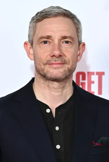 Martin Freeman engleski je glumac i dobitnik nagrade Emmy, nagrade BAFTA i nagrade Ceha filmskih glumaca. Freemanove najznačajnije uloge su uloga Tima Canterburyja u seriji &quot;U uredu&quot;, kao i uloga Bilba Baggins u trilogiji &quot;Hobit&quot;. Freeman je u rujnu ove godine proslavio 50. rođendan.