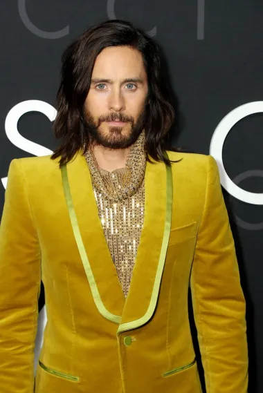 Američki glumac i glazbenik Jared Leto će 26. prosinca ove godine navršiti 50 godina. Leto se pojavio u brojnim filmovima, a također je vokal, gitarist i kompozitor američkog rock sastava 30 Seconds to Mars. Najveće priznanje donijela mu je uloga u filmu &quot;Dobri dileri iz Dallasa&quot;, gdje tumači lik Rayona, transvestita oboljelog od HIV-a. Zahvaljujući toj ulozi dobio je velike hollywoodske nagrade i priznanja poput Oscara, Zlatnog Globusa i SAG nagrada.