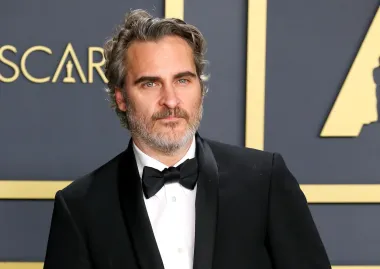 Joaquin Phoenix je danas oskarovac i jedan od najslavnijih glumaca Hollywooda, no njegova je obiteljska povijest obilježena teškom tragedijom. Naime, Joaquin i njegov brat River kao djeca su odrastali u religijskom kultu u kojem se djecu seksualno zlostavljalo, a River je javno priznao i da su ih odrasli prostituirali kako bi prehranili svoje obitelji. Uz to, Joaquin je vidio kako mu se brat predozirao 1993. i izgubio život ispred noćnog kluba u New Yorku, a i sam se godinama borio s ovisnošću o alkoholu. Sve u svemu, doista zanimljiv život ispunjen mračnim događajima. 
