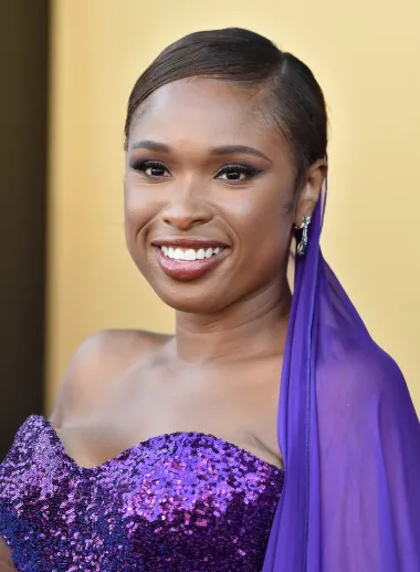 Diva predivna glasa,  Jennifer Hudson, također je proživjela veliku obiteljsku tragediju. Naime, kada je već bila itekako slavna, 2008. je u kuću njezine majke upao suprug njezine sestre te je upucao Jenniferinog nećaka, majku i njezina brata te im svima oduzeo živote. Jennifer je istovremeno i sama postala majka i to samohrana, a morala se nositi i s gubitkom praktički pola svoje obitelji. 