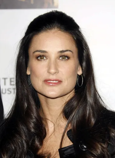 Demi Moore je njezina majka rodila kada je imala samo 19 godina, a nikada nije ni upoznala svog biološkog oca. Majka joj se preudala, a njezin je očuh postao nasilni alkoholičar koji je sve do svojeg samoubojstva terorizirao Demi i njezinu majku. Kada je imala 17 godina, očuh joj se ubio pred njezinim očima, a majka se godinama nakon tog događaja borila s ovisnošću o alkoholu. Glumica je i s majkom imala velikih problema, pa tako nisu pričale skoro deset godina, a uspjele su se pomiriti taman prije no što je Demina majka preminula 1998. 