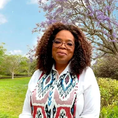 Oprah Winfrey je danas jedna od najbogatijih žena svijeta i stvoriteljica medijskog carstva, no njezin je život u početku bio iznimno težak. Odrasla je na jugu SAD-a u iznimno siromašnoj i mnogobrojnoj obitelji, a priznala je i da je bila seksualno zlostavljana i silovana od svoje 10. godine. Sa samo 14 je rodila svoje dijete, no ono je preminulo zbog preranog rođenja i teške trudnoće. Kada se odvažila krenuti u novinarske vode, Oprah su svi rekli da nikada neće uspjeti na TV-u, no ona je ipak svima dokazala da su bili itekako u krivu. 
