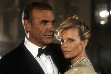 
Mnogi dobro i danas pamte naslovnicu Playboya za koju je Kim Basinger pozirala 1983., iste godine kada je dobila i svoju prvu filmsku ulogu zbog koje je odlučila raskinuti ugovor s modeling agencijom koja ju je angažirala. Prvi puta se tako na velikom platnu pojavila u filmu &quot;Nikad ne reci nikad&quot; o popularnom agentu Jamesu Bondu kojeg je tada glumio Sean Connery. Uloga Bondove djevojke otvorila joj je vrata Hollywooda i zanosna plavuša brzo je postala jedna od najtraženijih glumica te sinonim za eleganciju i seksepil. Neke od najzapaženijih uloga ostvarila je u hitovima poput &quot;9 i pol tjedana&quot;, &quot;Batman&quot; te &quot;L.A. Povjerljivo&quot;, za koji je dobila i Oscara.