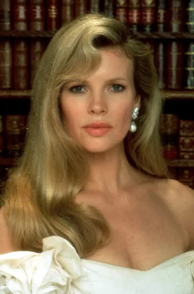 Dakle, 1980-ih i ranih 1990-ih, kada je Kim bila na vrhuncu slave, postala je znana prije svega kao najseksi dama Hollywooda. Neprestano je dobivala uloge u provokativnim, kontroverznim filmovima s eksplicitnim scenama seksa, a nije se libila ni skidati pred kamerama, zbog čega je kasnije i požalila. Naime, dugo ju se nije shvaćalo ozbiljno kao glumicu, pa su joj mnogi osporavali glumački talent čak i nakon što je osvojila Oscara. Sama Kim o tome je mnogo puta progovorila za medije te rekla kako joj je njezina tadašnja titula zavodnice s filmskog platna laskala, ali da ju je dugoročno ograničila u karijeri te njezin talent svela na uloge misterioznih ljepotica. 