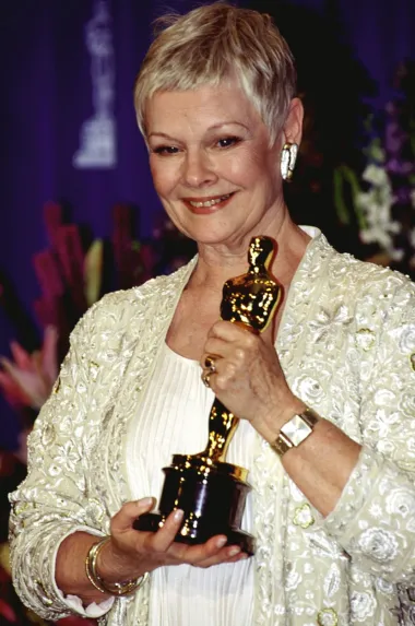 Čim se probila na film, Judi Dench je postala svjetska senzacija. Iako je već imala preko 50 godina, osvojila je srca gledatelja i kritike te ubrzo postala jedna od najnagrađivanijih holivudskih glumica. Po broju nominacija za prestižne nagrade iza sebe ostavlja kolegice koje su puno duže na holivudskoj sceni, a poznata je i činjenica da je Judi svog Oscara za &quot;Zaljubljenog Shakespearea&quot; dobila nakon što je u istoimenom filmu glumila samo 10 minuta! Utjelovila je kraljicu Elizabetu I. te ostavila struku u stanju divljenja zahvaljujući svojoj impresivnoj izvedbi. 
