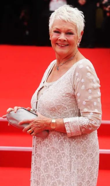 
Zanimljivo je kako ova velika dama filma, unatoč tome što je već debelo zagazila u deveto desetljeće života, i dalje ne prestaje snimati filmove. Dench se naime nikako ne može pomiriti s činjenicom da već ima 87 godina. Još je uvijek, nakon više od 60 godina karijere,  jako glumački aktivna. Nedavno je rekla : „Stalno mi govore da imam bogato životno iskustvo i mudrost koja dolazi s godinama. Odgovorila sam da bih radije bila mlada i glupa“. A da je Judi unatoč poodmaklim godinama još uvijek mladenačkog duha potvrdila je tetovažom kada joj je bilo 81. godina! Na ramenu je istetovirala riječi „carpe diem“ što je, tvrdi ona, njezin životni moto oduvijek bio i bit će.