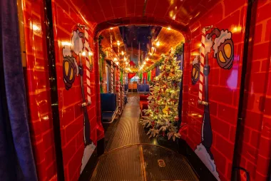Čarobna blagdanska vožnja: Osječki božićni tramvaj izgleda nevjerojatno
