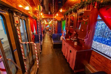 Čarobna blagdanska vožnja: Osječki božićni tramvaj izgleda nevjerojatno