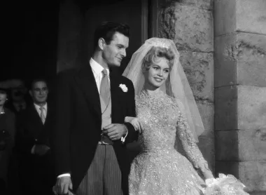 Francuska seks bomba i ikona stila Brigitte Bardot udavala se četiri puta, a za Jacquesa Charriera se udala u prosincu u Parizu 1959., na iznimno chic vjenčanju na kojem je nosila raskošnu vjenčanicu ukrašenu brojnim kristalićima, perlicama i bogatom čipkom. Izgledala je kao snježna princeza, a uz njezinu plavu kosu look je bio kompletiran. 