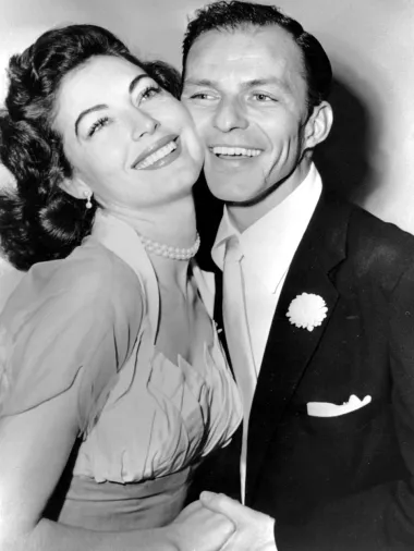 Holivudska ljepotica Ava Gardner uplovila je u bračnu luku s Frankom Sinatrom 1951. te joj je to ujedno bio i posljednji od tri braka. Par se vjenčao u studenom, za vrijeme snježnog nevremena u Philadelphiji, a Ava je nosila atipičnu vjenčanu haljinu - korzetiranu A koktel haljinicu koja nije bila tradicionalno bijela, već je kombinirala crvenu i bijelu boju. 
