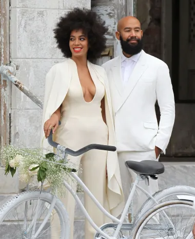 Manje poznata sestra slavne Beyonce, Solange Knowles, udala se na zimskom vjenčanju u ovom krem kombinezonu iznimno dubokog dekoltea za svog odabranika, redatelja Alana Fergusona. Par se vjenčao u Italiji u zimu, a iako su bili zimski mjeseci temperature nisu bile toliko niske, pa su uzvanici došli ležerno odjeveni u matching krem i bijele boje koje su se divno slagale s modnim lookom mladenaca. 