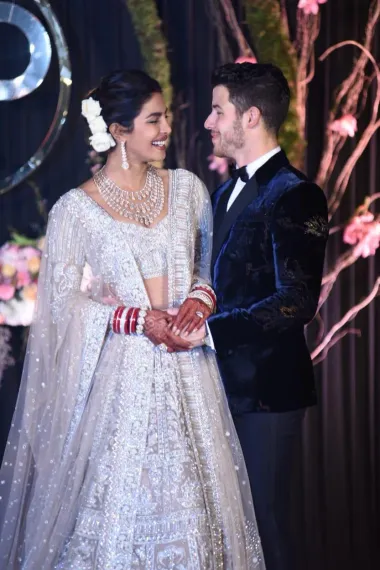 Priyanka Chopra i Nick Jonas nesvakidašnji su par po mnogo toga. Ona je znatno starija od njega, a imali su i dvostruko vjenčanje - jedno tradicionalno indijsko, a jedno &quot;zapadnjačko&quot;. Odlučili su uploviti u vjenčanu luku 1. prosinca 2018. godine, a smatra se da je njihovo višednevno svadbeno slavlje bilo jedno od najraskošnijih u povijesti show businessa. Priyanka je nosila bogato ukrašen bijeli sari s obiljem kristala koji su blistali pod svjetlima reflektora. 