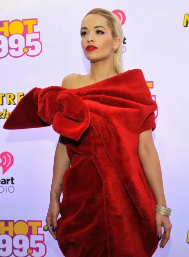 Glazbena diva današnjice, Rita Ora, 2015. se pojavila na Jingle Ballu u ovoj vrlo neobičnoj haljini od debelog pliša crvene boje, a koja je trebala pjevačicu pretvoriti u fashion paketić. Odnosno, dizajneri su stvorili ovu haljinu kako bi podsjećala na golemu crvenu mašnu kakva se pronalazi na poklonima ispod bora na božićno jutro, no fashion kritičari nisu bili oduševljeni ni konceptom ni time kako je Riti haljina stajala. 
