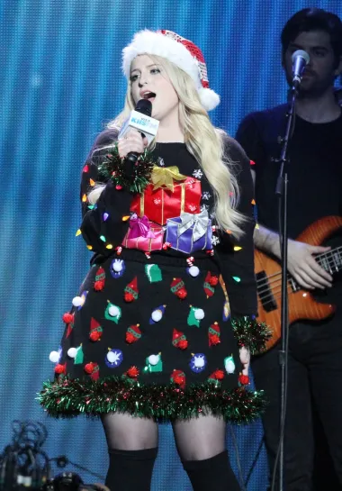 Meghan Trainor je poznata po svom unikatnom stilu i britkom jeziku, a 2016. je na svom božićnom koncertu zablistala u ovoj haljinici kompletno inspiriranoj Božićem, poklonima i blagdanskim ukrasima. Iako ovo definitivno nije jedan od najseksi lookova s ove liste, ostao je zapamćen kao originalan i veseo outfit koji je sjajno poslužio svrsi - podignuo je božićni duh tijekom koncerta na višu razinu. 