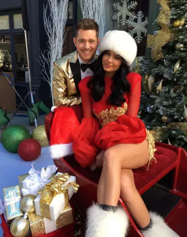 Najmlađa milijarderka svijeta, reality zvijezda i poduzetnica Kylie Jenner se prije nekoliko godina pojavila u ovom jako provokativnom, zavodljivom izdanju u &quot;Christmas in Hollywood&quot; specijalnom showu koji je vodio pjevač Michael Buble, sinonim za božićne pjesme. Kylie je sve zapanjila bijelom šubarom te uskim kompletićem od šifona sa zlatnim detaljima, a koji joj je, standardno, naglasio bujne obline. 