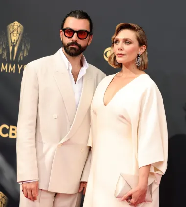 Elizabeth Olsen, mlađa sestra znatno slavnijih blizanki Mary-Kate i Ashley, u ovoj je godini uplovila u bračnu luku s dugogodišnjim zaručnikom Robbiem Arnettom. Naime, par se zaručio 2019. nakon tri godine veze, a vjenčali su se na tajnoj ceremoniji u lipnju ove godine. Iako se točan datum njihova vjenčanja ne zna, ono što znamo je da je dolazak bio ograničen samo za najbliže prijatelje i obitelj te da se sve odvilo u Kaliforniji. 