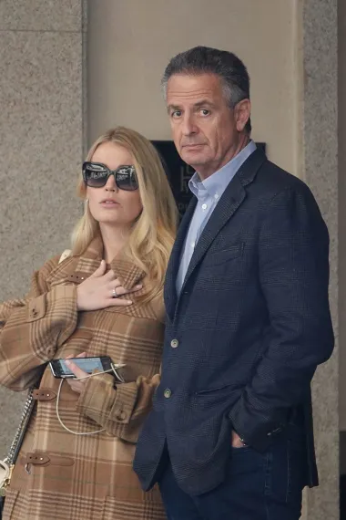 Vjenčanje nećakinje Lady Diane, lijepe Lady Kitty Spencer i njezinog partnera, tajkuna Michaela Lewisa podiglo je mnogo prašine. Naime, mnogi smatraju njihovu vezu neprikladnom jer ih dijeli više od 30 godina dobne razlike, a uz to je poznato i kako Kittyjina obitelj ne odobrava ovaj brak. No, plavokosa ljepotica se ipak udala i to na nevjerojatno raskošnom vjenčanju u Italiji ove godine. Par se zaručio prošle godine nakon šest mjeseci veze, a vjenčanje je bilo održano u Rimu. Kitty je nosila čak četiri raskošne Dolce &amp; Gabbana haljine, a sve skupa je koštalo milijune i milijune eura. 