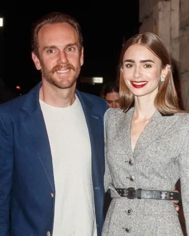 Zvijezda serije &quot;Emily in Paris&quot;, Lily Collins, trenutno se nalazi na vrhuncu slave, a čini se kako joj i ljubavni život nikad nije bio bolji. Naime, slatka Lily ove se godine pohvalila time da se udala na samozatajnoj ceremoniji u Coloradu. Njezin je odabranik Charlie McDowell koji ju je odveo pred oltar u rujnu ove godine, a jedine fotografije koje su odlučili objaviti su one kojima se Lily pohvalila na društvenim mrežama. Nosila je dugu čipkastu Ralph Lauren vjenčanicu te sve zadivila elegancijom. Par je bio zaručen godinu dana prije no što je uplovio u bračnu luku. 