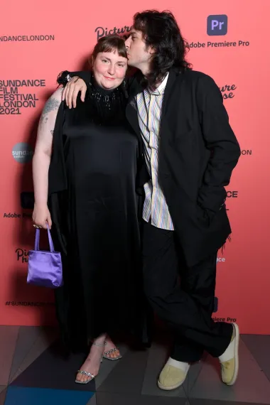 Komičarka i spisateljica Lena Dunham izgradila je karijeru pišući o svojem problematičnom ljubavnom i seksualnom životu, a čini se kako je 2021. svim njezinim problemima tog tipa napokon donijela kraj jer se Lena udala za Luisa Felbera, glazbenika. Par je svoju vezu potvrdio u lipnju, a već su se u rujnu 2021. odlučili vjenčati. S obzirom da su oboje ekscentrični, mnogi im predviđaju ljubavni uspjeh. 