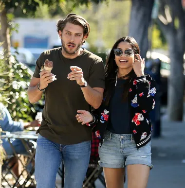 Freida Pinto, prekrasna glumica indijskog porijekla, ražalostila je muškarce diljem svijeta viješću da je ove godine postala udana žena. Naime, ljepotica je sudbonosno &quot;da&quot; izrekla 2021. tijekom proljetne karantene. Njezin je suprug tako postao Cory Tran, fotograf i umjetnik, s kojim je u dugogodišnjoj vezi. Ispostavilo se da je u trenuitku vjenčanja Freida bila trudna, pa je tako prošlog mjeseca rodila sinčića i svoje prvo dijete. 