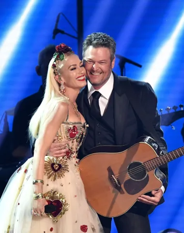 Glazbena ikona Gwen Stefani pronašla je bračnu sreću ove godine i to u 52. godini života. Naime, Gwen iza sebe već ima propale brakove i veze, a čini se kako je ljubavi odlučila dati još jednu šansu. Udala se tako za glazbenika Blakea Sheltona nakon propalog braka u kojem je dobila trojicu sinova te okrenula novu stranicu u životu. Gwen i Blake službeno su javnosti priznali da su zajedno 2015. godine, a zaručili su se u listopadu prošle godine, da bi se ovog ljeta napokon vjenčali pred brojnim uzvanicima. Moramo priznati kako pjevačica nikad nije izgledala sretnije. 