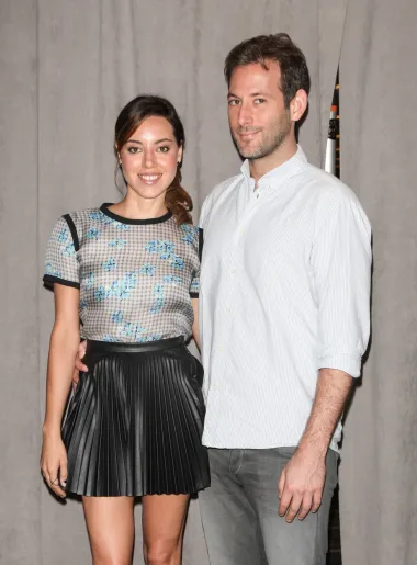 Komičarka i glumica Aubrey Plaza nakon dugogodišnje veze s Jeffom Beaneom napokon se odlučila za njega i udati ove godine. Ceremonija je bila iznimno mala i intimna, a Aubrey je sretnu vijest obznanila na Instagramu. Među tisućama čestitara u komentarima našlo se i nekoliko slavnih faca i njezinih prijatelja koji su također bili iznenađeni viješću. Inače. Aubrey i Jeff su zajedno surađivali na nizu projekata, a u vezi su duže od deset godina. 