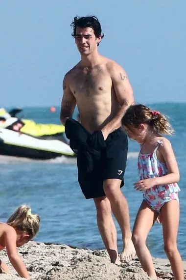 Još jedan &quot;macan&quot; s glazbene scene je i Joe Jonas, novopečeni otac i suprug glumice Sophie Turner, koji se također nije libio skidati pred kamerama proteklog ljeta. Iako se Joe ne može pohvaliti savršeno definiranom muskulaturom, djeluje snažno i muževno, pa je završio na ovoj našoj listi. 