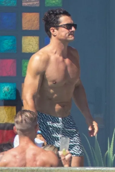 Orlando Bloom odavno se ne nalazi na A listi holivudskih glumaca niti reda kino hit za kino hitom, no uspio je osvojiti srce Katy Perry, dobiti s njom dijete te izgraditi mišiće vrijedne divljenja. Ovaj Britanac tako većinu vremena provodi u Kaliforniji sa svojom obitelji, a čini nam se kako dosta vremena troši na privatne treninge i teretanu. Izgleda &quot;nabijenije&quot; no prije dvadeset godina kada je bio na vrhuncu popularnosti. 