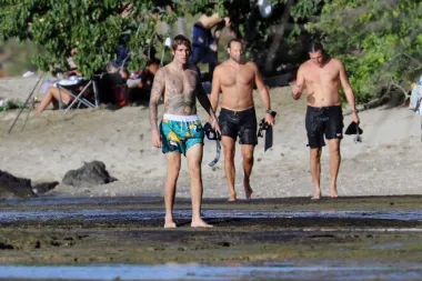 Ok, priznajemo da Justin Bieber definitivno ne spada među najseksi muškarce Hollywooda, ali je isto tako točno da ga obožavaju žene i djevojke diljem svijeta, pa smo ga tako uvrstile i na našu listu zgodnih golišavih frajera. Justin danas ima 27 godina te je prošao dalek put od teen zvijezde do miljenika žena, a o njegovoj fatalnosti dovoljno govori i činjenica da je Selena Gomez od tuge što je oženio drugu ženu dobila slom živaca. Stoga, Justin možda nema najveće mišiće, ali karizmu definitivno ima. 