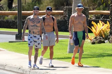 Frontmen grupe &quot;Maroon 5&quot;, Adam Levine, odavno je seks-simbol. Njegov neodoljiv glas, brojne tetovaže te vitko, ali mišićavo tijelo čine ga neodoljivim milijunima žena, a uvijek nam je drago vidjeti ga i u golišavim izdanjima. Toga je i on itekako svjestan, pa na koncertima često nastupa bez majice, a ovom je prilikom mamio poglede u ležernoj šetnji s prijateljima. 