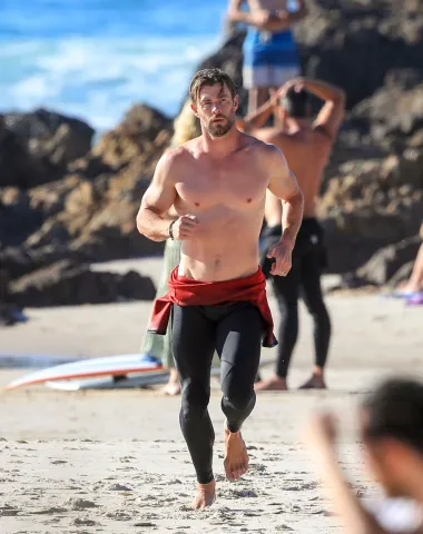 Seksi filmski Thor, glumac Chris Hemsworth, također je od početka svoje karijere poznat kao &quot;otrov za žene&quot;. Njegovi savršeno definirani mišići i lijepo lice čine ga praktički neodoljivim, a objašnjavaju i činjenicu da je svaki film u kojem se on pojavi veliki uspjeh - osobito među ženskim gledateljstvom. Iako mu je već 38 godina, Chris izgleda bolje no na početku karijere, a čini nam se kako će stariti kao vino - što stariji, to zavodljiviji. 