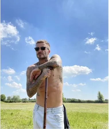 Još jedan nogometaš na našoj listi najseksi frajera je i David Beckham, 46-godišnji Britanac neodoljiva stila, ali i tijela. Iako mu je cijela karijera bila obilježena teškim fizičkim treninzima, tek sada kada se službeno &quot;umirovio&quot; David izgleda stvarno senzacionalno. Redovito se nalazi na listama najzgodnijih muškaraca svijeta, pa ga ni mi nismo mogle izostaviti. 