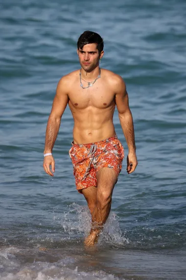 Max Ehrich je model i glumac koji je najpoznatiji po tome što je bivši zaručnik pjevačice Demi Lovato, no mi ti ga želimo predstaviti i u ovom golišavom izdanju koje oduzima dah. Maxova je forma besprijekorna pa je svakako zaslužio mjesto na ovoj listi, unatoč tome što je možda manje slavan od ostalih muškaraca koje smo prije spomenule. 