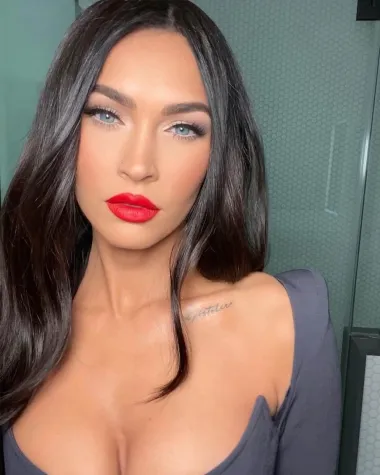 Megan Fox je glumica koju pamtimo po njezinoj prvoj ulozi u &quot;Transformerima&quot;. Od tada do danas ova slavna dama zadržala je status jedne od najseksi žena Hollywooda, a mnogi joj laskaju kako je upravo ona mlađa verzija legendarne Angeline Jolie. Iako je karijeru izgradila kao prirodna ljepotica, Megan se s vremenom podvrgla plastičnim operacijama i promijenila svoj izgled. Unatoč tome, nama je iznimno seksi bila i nekad, a ostala je i sad. Pogledaj samo to savršeno lice i zavodljiv pogled. 