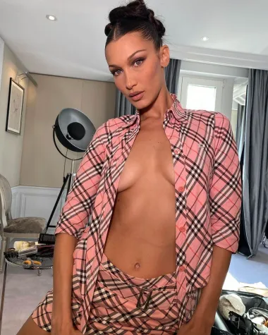 Najplaćenija manekenka svijeta, Bella Hadid, jedna je od najljepših žena show businessa, a svojim se tijelom ne hvali samo na modnim pistama već i na društvenim mrežama. Ovaj seksi selfi u pidžamici nastao je spontano, a odličan je dokaz Belline prirodne ljepote i zavodljivosti. 
