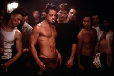 Glumcima je prirodno prolaziti kroz transformacije, pogotovo ako žele nagrade. I kada smo mislili da Brad Pitt ne može bolje izgledati, on je dokazao da s godinama može izgledati sve bolje. Gotovo 10 godina nakon Thelme i Louise, u dobi od 34 godine, iznenadio nas je kada se pojavio u jednoj od svojih najpoznatijih uloga, &apos;Klubu boraca&apos; - s isklesanim tijelom od glave do pete. Iako nije dobio nikakvo priznanje Akademije za svoju odličnu ulogu, mnoge je oduševio. Međutim, njegov izgled nije došao sam od sebe. Za film se pripremao s četiri uzastopna dana treninga snage, nakon čega je slijedio kardio kako bi se osiguralo da će sagorjeti najviše masti, a navodno je tijekom snimanja imao svega 5 posto tjelesne masti. 